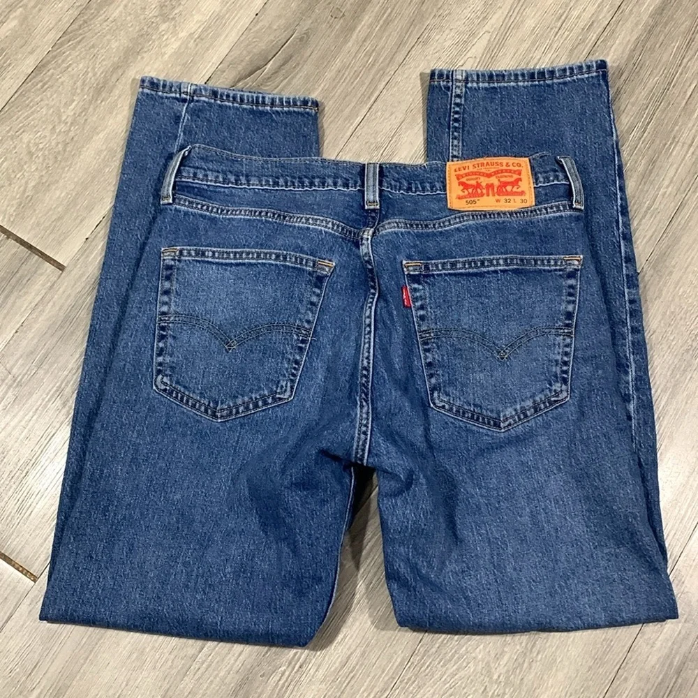 Levi’s 505 Medium Wash Straight Leg Button‎ Fly Jeans size 32